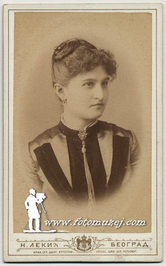 Dama sa medaljonom (autor Nikola Lekić)