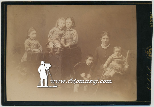 Žena sa decom (autor Nikola Lekić)