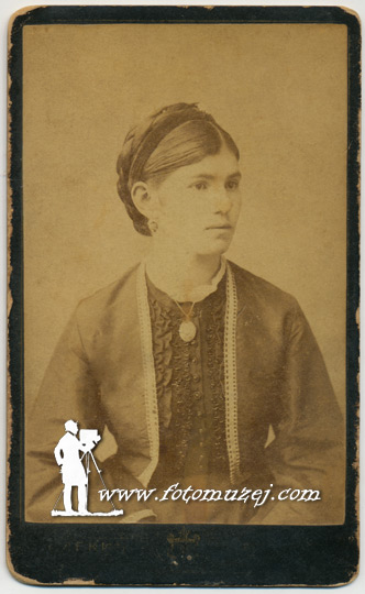 Žena sa medaljomom (autor Nikola Lekić)