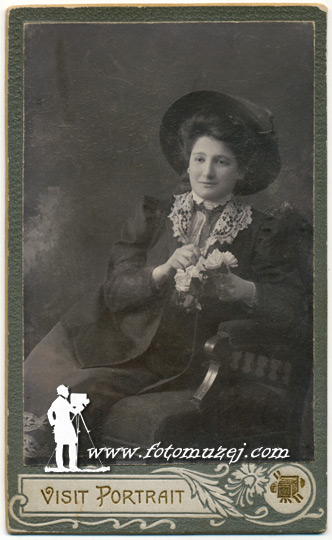 Dama sa šeširom i buketom cveća (autor Sima Leović)