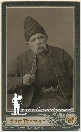 Muškarac u narodnom odelu sa muštiklom (autor Alfred Medina)
