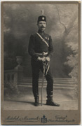 Muškarac u uniformi sa sabljom