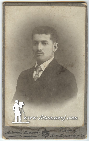 Muškarac u građanskom odelu (autor Kosta Makević)