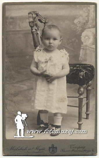 Devojčica sa minđušama (autor Kosta Makević)