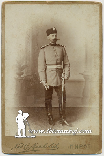 Oficir sa sabljom (autor Nikola Mitković)