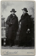 Dvojica muškaraca u kaputima i šeširima