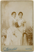 Dve gospođe u svečanim haljinama