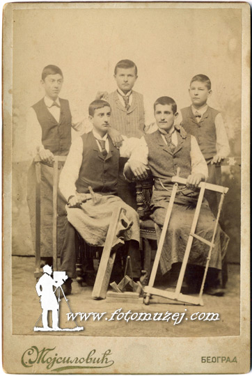 Učenici stolarskog zanata (autor Savitaj Mojsilović)