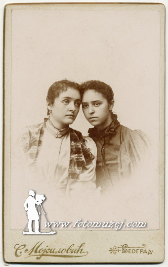 Dve devojke (autor Savitaj Mojsilović)