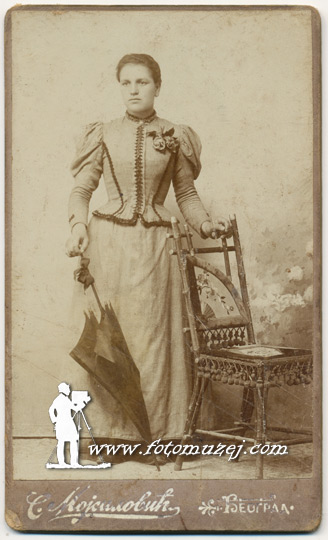 Dama sa suncobranom (autor Savitaj Mojsilović)