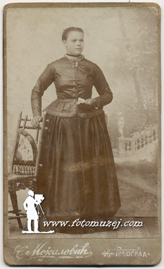 Gospođa sa maramicom (autor Savitaj Mojsilović)