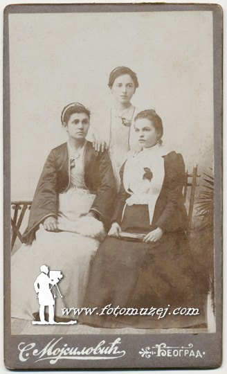 Tri građanke (autor Savitaj Mojsilović)