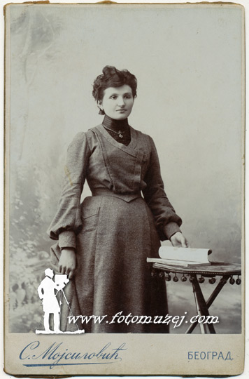 Žena sa knjigom (autor Savitaj Mojsilović)