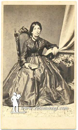 Žena sa knjigom (autor Rohus Alijančić)