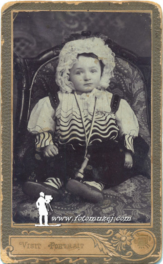 Beba sa zvečkom (autor Dušan Popović)