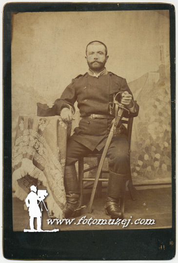 Muškarac u vojnoj uniformi sa sabljom (autor Franc Padović)