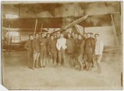 Piloti ispred aviona