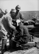 Previjanje ranjenog vojnika na gruniškom polju 1916. godine