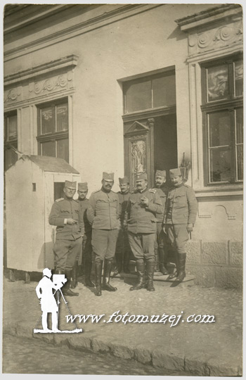 Oficiri pred kasarnom (autor Momir Alkalaj)