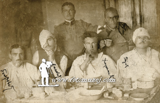 Ranjenici za ručkom (autor Momir Alkalaj)