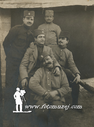 Srpski oficiri i vojnici u časovima odmora (autor Nepoznati Autor)
