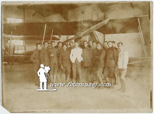 Piloti ispred aviona (autor Nepoznati Autor)