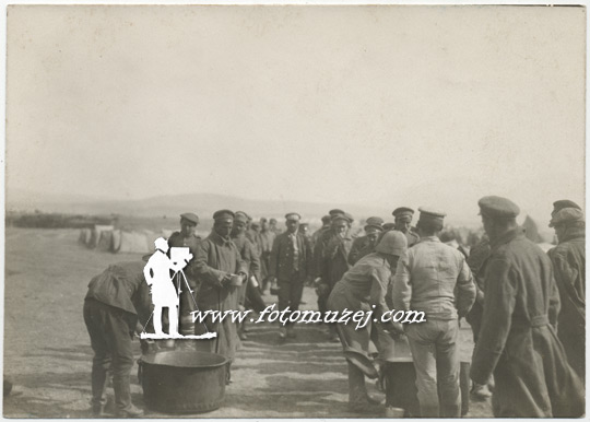 Zarobljeni Bugari, deljenje obroka (autor Samson Černov)