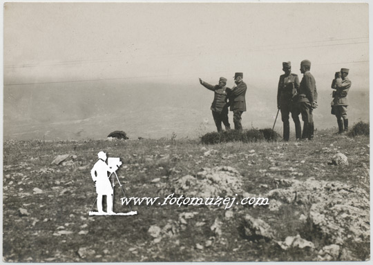 General Vasić objašnjava Francuskom generalu raspored trupa na Gruniškom visu (autor Samson Černov)