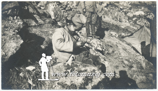 Krpljenje iscepane uniforme (autor Dragomir Glišić)