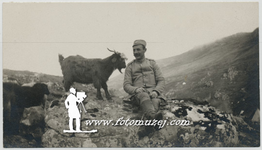 Srpski oficir i koza (autor Dragomir Glišić)