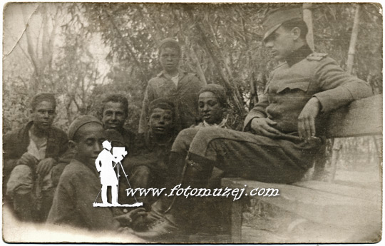 Srpski oficir među decom čistačima cipela u Bizerti (autor Nepoznati Autor)