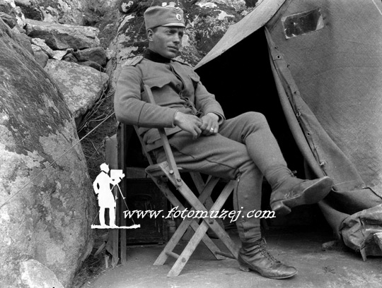 Potporučnik Pavlović pred šatorom na položaju (autor Dimitrije  Pavlović)