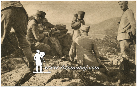 Komadant treće divizije posmatra borbu na Kajmak-čalanu (autor Risto Šuković)