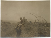 Potpukovnik Vlasta Jakovljević sa pet novinara na divizijskoj osmatračnici 1916.g.