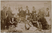 Članovi pozorišta Vardarske divizije, komad Devijačka kletva, u D. Požaru, 1917.godine 