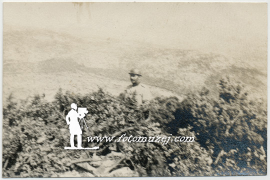 Major Vojinović na divizijskoj osmatračnici k.907, 1916.g. (autor V. Vuković)