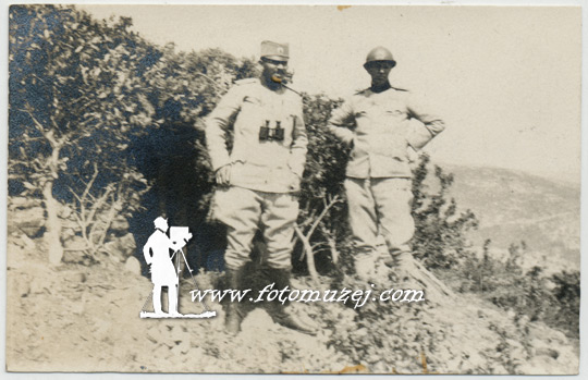 major Vojinović pred zemunicom k.907, 1916.g. (autor V. Vuković)