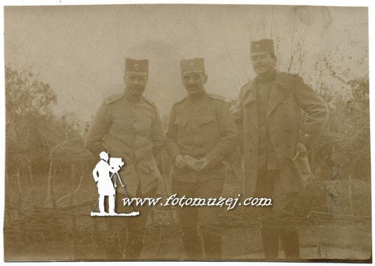 U Tresini oficiri Radenković,Temić i Vojinović, 1917.godine  (autor V. Vuković)