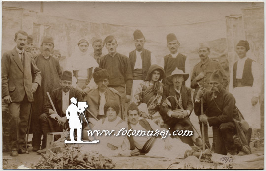 Članovi pozorišta Vardarske divizije, komad Devijačka kletva, u D. Požaru, 1917.godine  (autor V. Vuković)