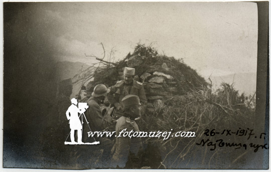 Sa francuskim majorom Karbonijem na položaju I Vardarske brigade 02, 1917.g. (autor V. Vuković)