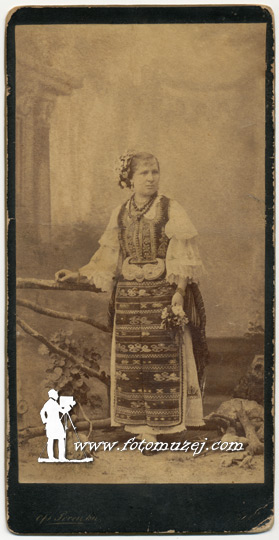 Žena u narodnoj nošnji (autor Franc Regecki)