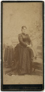 Žena u viktorijanskoj haljini 