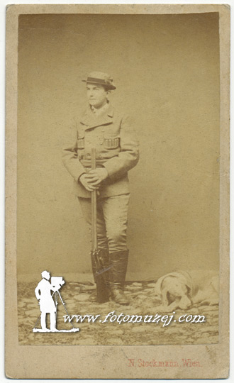 Knez Milan sa lovačkom puškom i psom (autor Nikola Štokman)