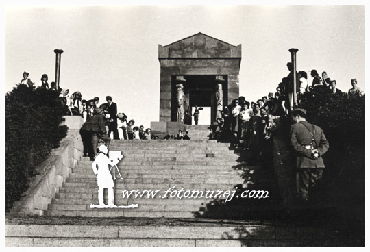 Poseta Josipa Broza Tita grobu Neznanog junaka na Avali 13.05.1945. 01 (autor Nepoznat )