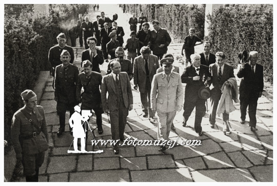 Poseta Josipa Broza Tita grobu Neznanog junaka na Avali 13.05.1945. 02 (autor Nepoznati )