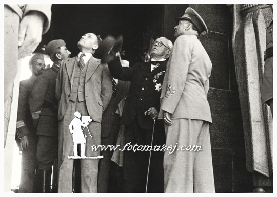 Poseta Josipa Broza Tita grobu Neznanog junaka na Avali 13.05.1945. 04 (autor Nepoznati )