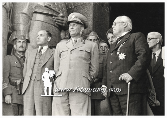 Poseta Josipa Broza Tita grobu Neznanog junaka na Avali 13.05.1945. 06 (autor Nepoznati )