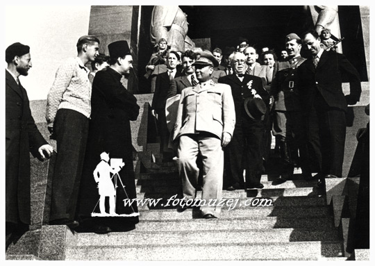 Poseta Josipa Broza Tita grobu Neznanog junaka na Avali 13.05.1945. 07 (autor Nepoznati )