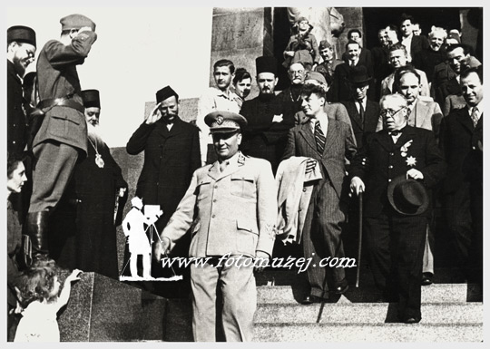 Poseta Josipa Broza Tita grobu Neznanog junaka na Avali 13.05.1945. 08 (autor Nepoznati )