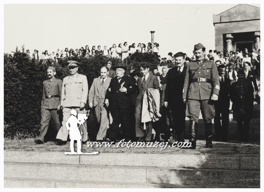 Poseta Josipa Broza Tita grobu Neznanog junaka na Avali 13.05.1945. 12 (autor Nepoznati )